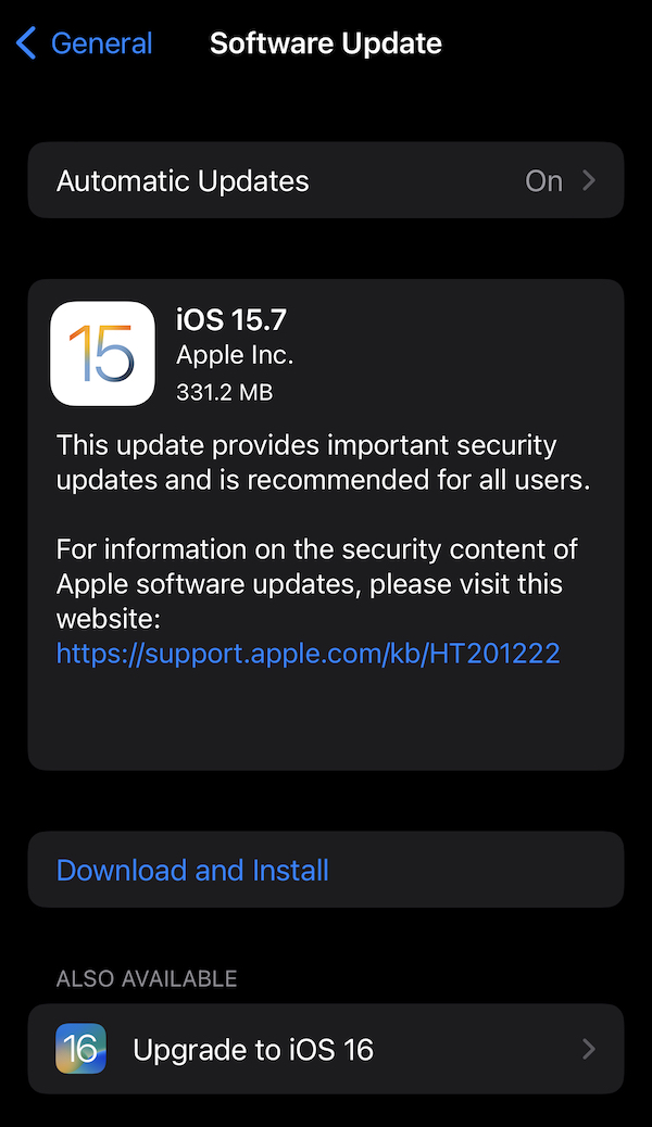An iPhone screenshot showing iOS 15.7 as the default vs. iOS 16 as an optional alternative upgrade.